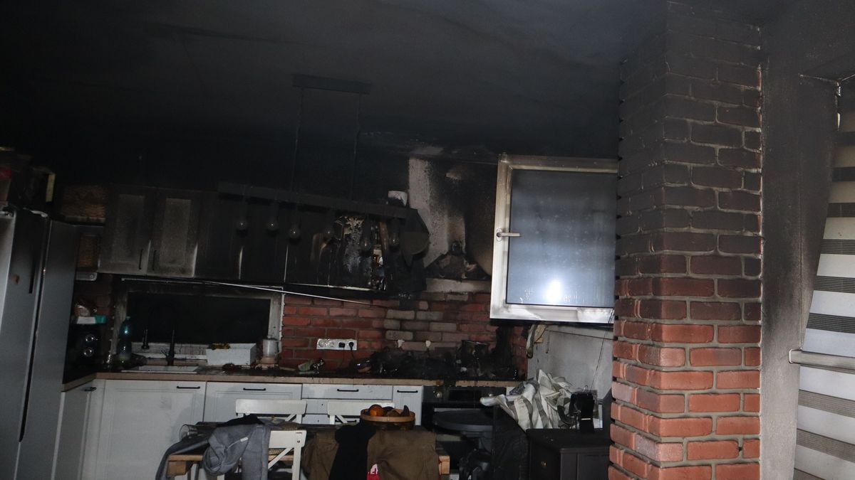 Na Klatovsku hořelo v domě. Rodina s malými dětmi skončila v nemocnici